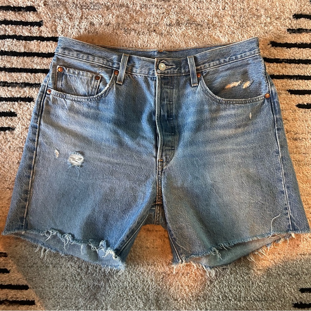 Levi’s 501 Mid Thigh